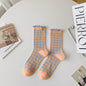 Süße mittellange Socken mit kariertem Holzohrrand