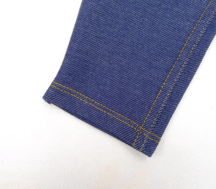 Ein zweiteiliges Jeans-Set für Kinder