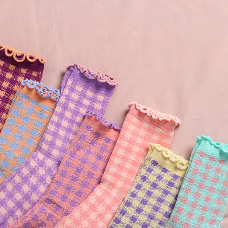 Süße mittellange Socken mit kariertem Holzohrrand