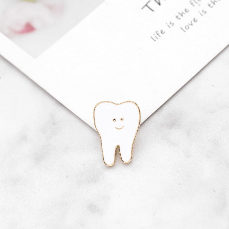 Cartoon Spritze Rosa Pille Emaille Pins Lächeln Zähne Broschen Medizinische Orgel Metall Abzeichen Denim Tasche Revers Pin Schmuck Geschenke Für kinder