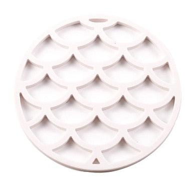 Runde Esstisch Matte Untersetzer Tasse Aushöhlen Fisch Skala Blume Design Küche Isolierung Heißer Pad Silikon Tischset