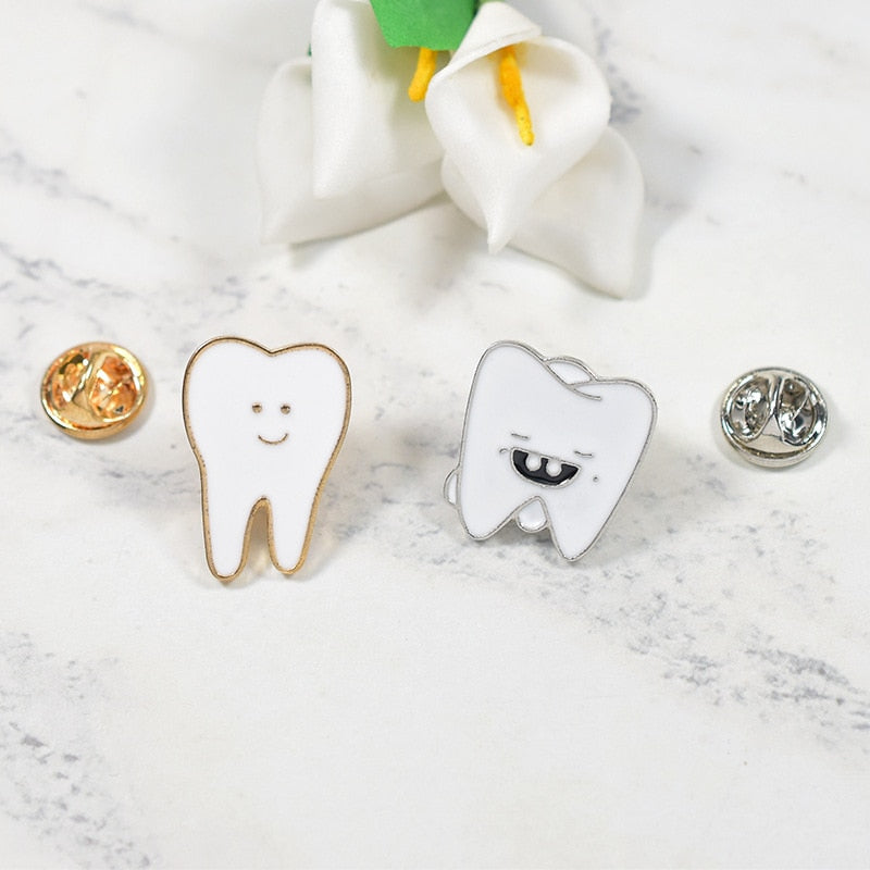 Cartoon Spritze Rosa Pille Emaille Pins Lächeln Zähne Broschen Medizinische Orgel Metall Abzeichen Denim Tasche Revers Pin Schmuck Geschenke Für kinder