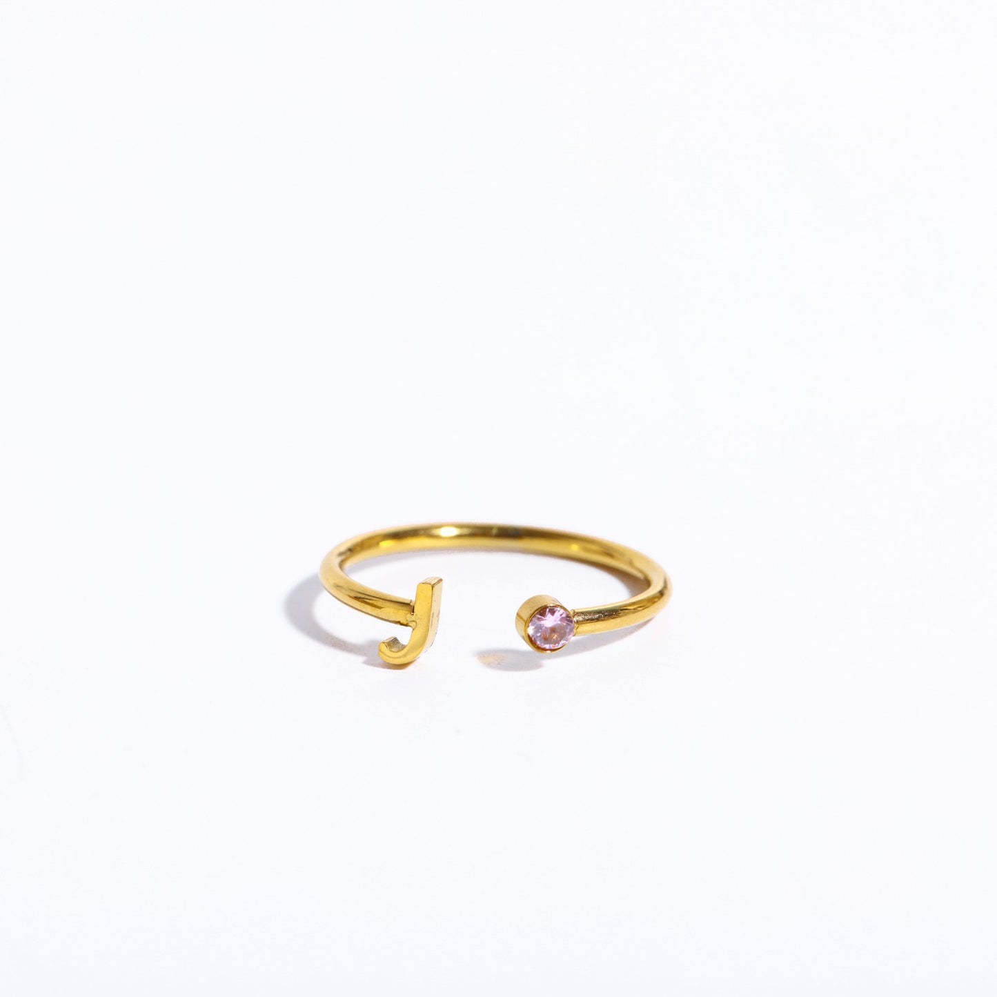 Offener Ring aus Edelstahl mit 26 Buchstaben. Dreidimensionaler Buchstabe „Love“.