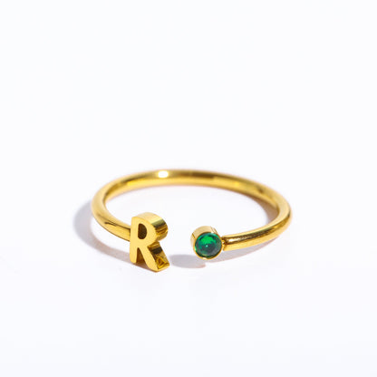 Offener Ring aus Edelstahl mit 26 Buchstaben. Dreidimensionaler Buchstabe „Love“.