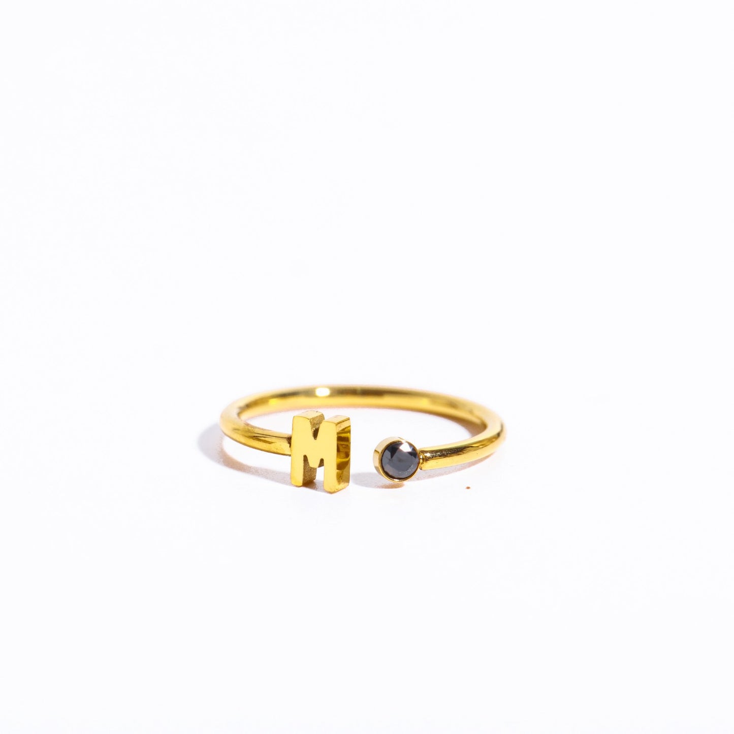 Offener Ring aus Edelstahl mit 26 Buchstaben. Dreidimensionaler Buchstabe „Love“.