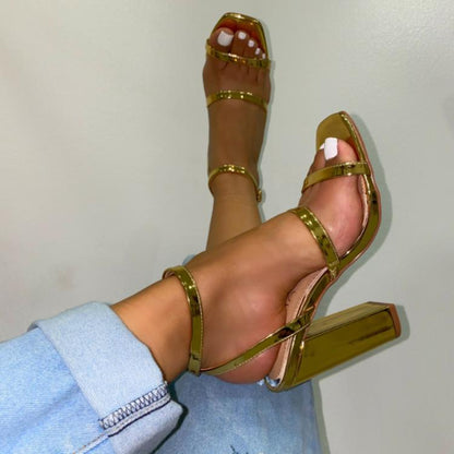 Pumps mit Blockabsatz und Schnalle und eckiger Zehenpartie