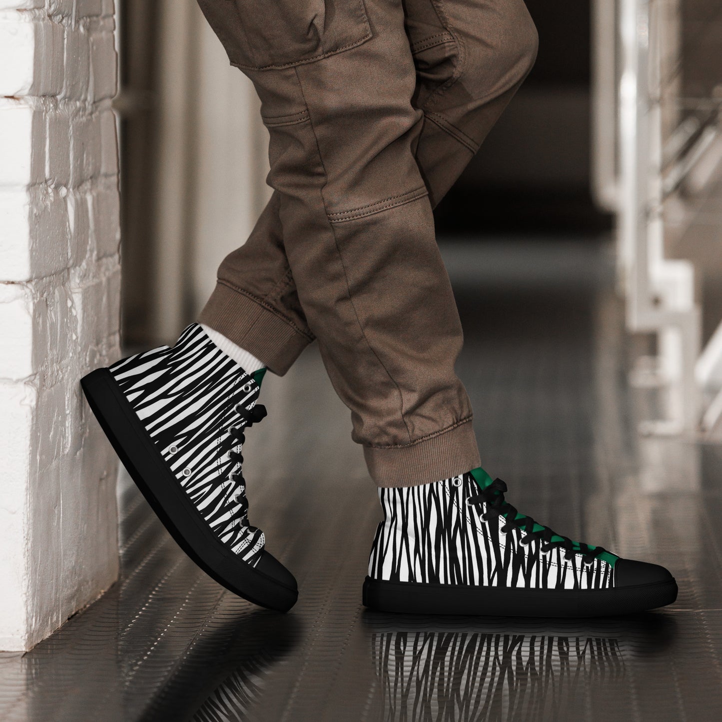 High-Top Leinenschuhe für Herren.Werte deinen Schuhschrank mit den High Top Canvas-Schuhen auf. Mit diesen handgefertigten, trendigen Schuhen peppst du dein Outfit garantiert auf.