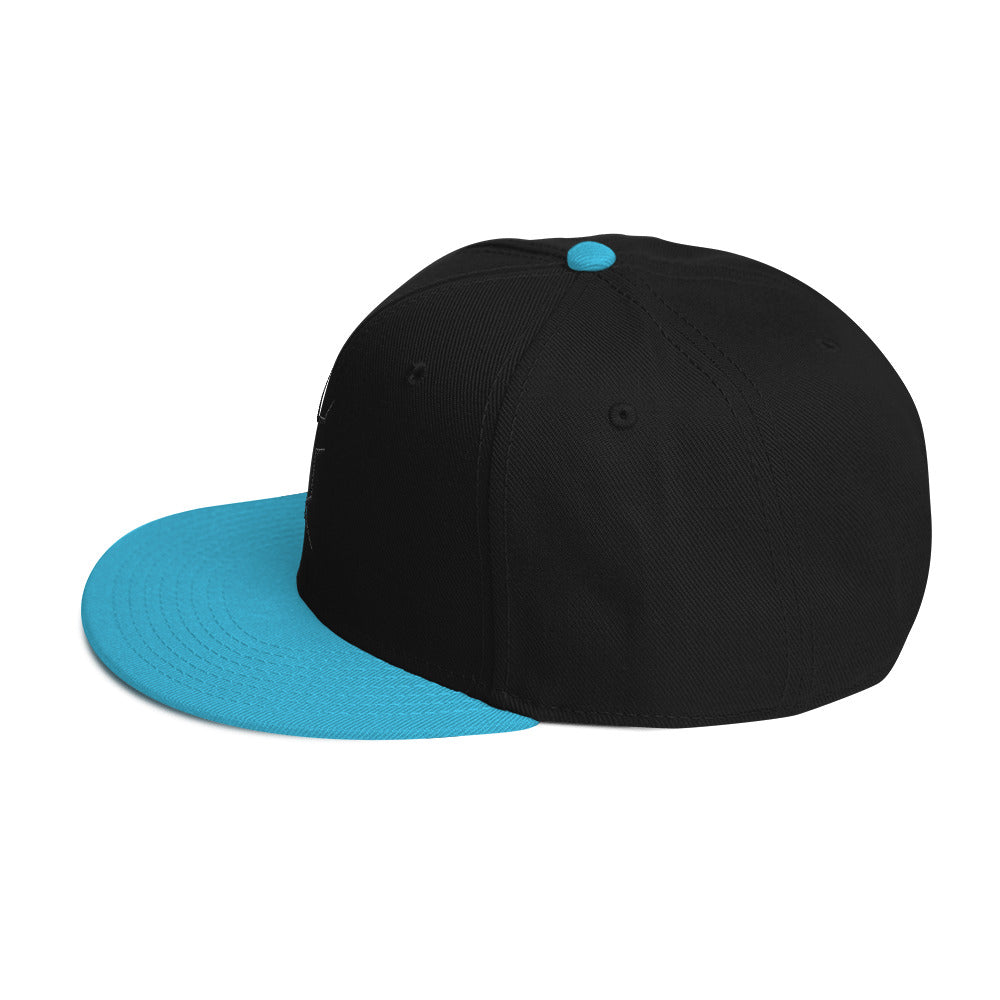 Die Snapback-Cap deiner Träume! Strukturiert und hochkarätig mit einem flachen Schirm welches leicht grau auf der Unterseite ist.