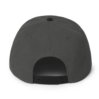 Die Snapback-Cap deiner Träume! Strukturiert und hochkarätig mit einem flachen Schirm welches leicht grau auf der Unterseite ist.