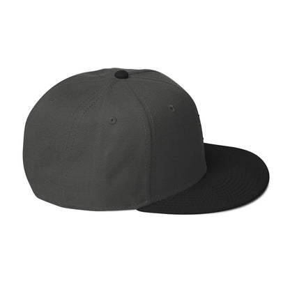 Die Snapback-Cap deiner Träume! Strukturiert und hochkarätig mit einem flachen Schirm welches leicht grau auf der Unterseite ist.