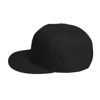 Die Snapback-Cap deiner Träume! Strukturiert und hochkarätig mit einem flachen Schirm welches leicht grau auf der Unterseite ist.