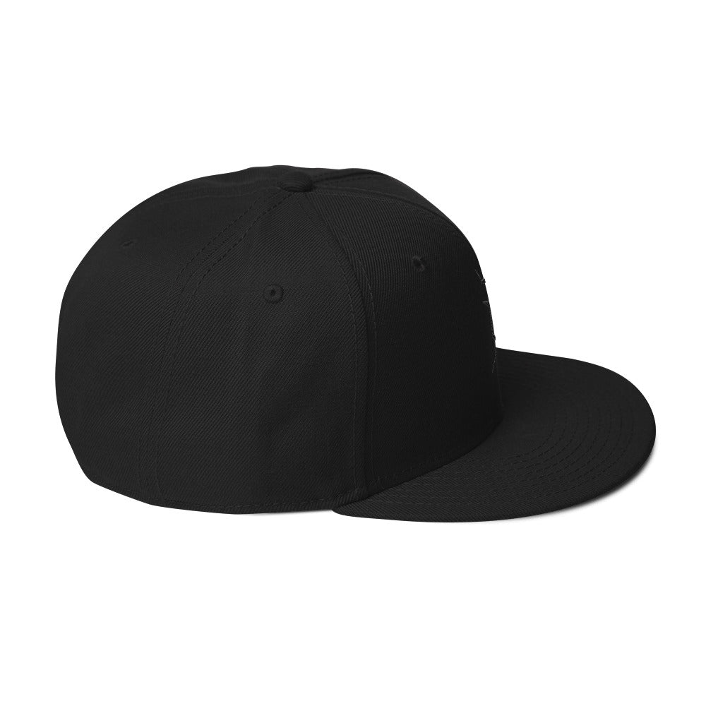 Die Snapback-Cap deiner Träume! Strukturiert und hochkarätig mit einem flachen Schirm welches leicht grau auf der Unterseite ist.