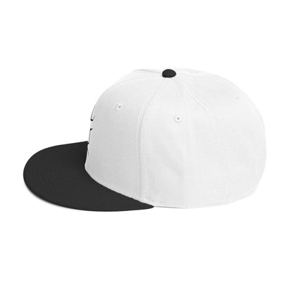 Die Snapback-Cap deiner Träume! Strukturiert und hochkarätig mit einem flachen Schirm welches leicht grau auf der Unterseite ist.