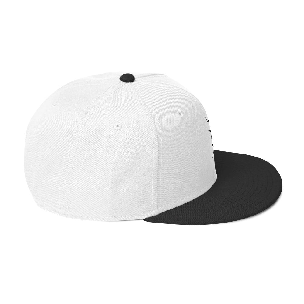 Die Snapback-Cap deiner Träume! Strukturiert und hochkarätig mit einem flachen Schirm welches leicht grau auf der Unterseite ist.