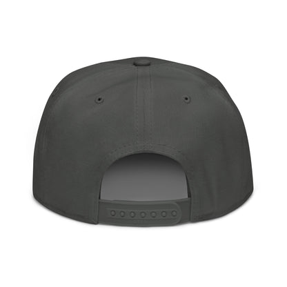 Die Snapback-Cap deiner Träume! Strukturiert und hochkarätig mit einem flachen Schirm welches leicht grau auf der Unterseite ist.
