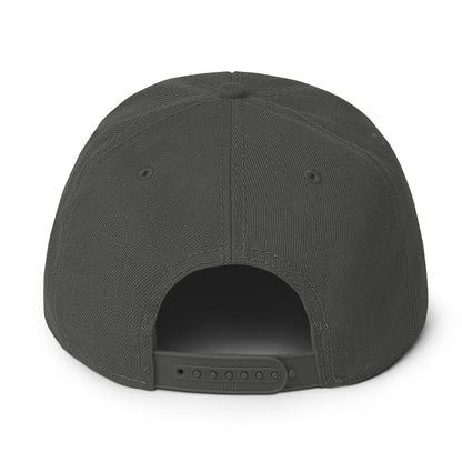 Die Snapback-Cap deiner Träume! Strukturiert und hochkarätig mit einem flachen Schirm welches leicht grau auf der Unterseite ist.