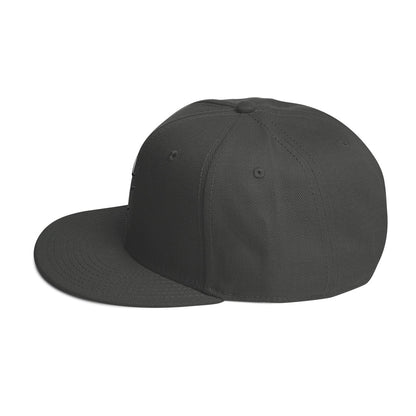 Die Snapback-Cap deiner Träume! Strukturiert und hochkarätig mit einem flachen Schirm welches leicht grau auf der Unterseite ist.