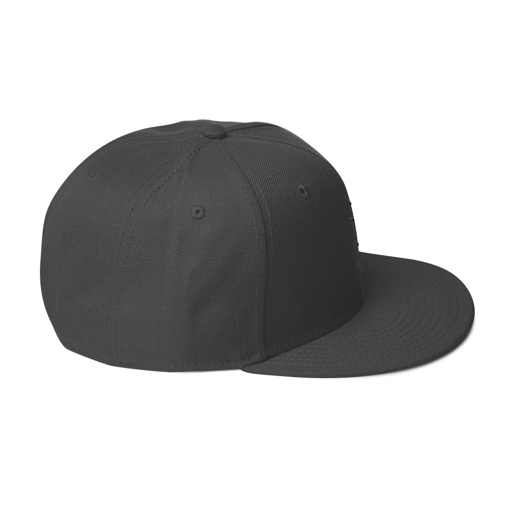 Die Snapback-Cap deiner Träume! Strukturiert und hochkarätig mit einem flachen Schirm welches leicht grau auf der Unterseite ist.