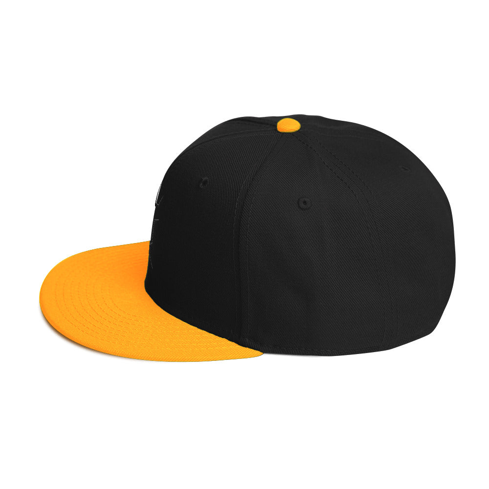 Die Snapback-Cap deiner Träume! Strukturiert und hochkarätig mit einem flachen Schirm welches leicht grau auf der Unterseite ist.
