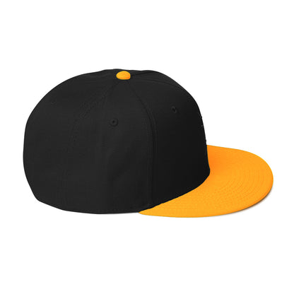 Die Snapback-Cap deiner Träume! Strukturiert und hochkarätig mit einem flachen Schirm welches leicht grau auf der Unterseite ist.