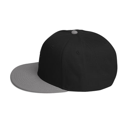 Die Snapback-Cap deiner Träume! Strukturiert und hochkarätig mit einem flachen Schirm welches leicht grau auf der Unterseite ist.
