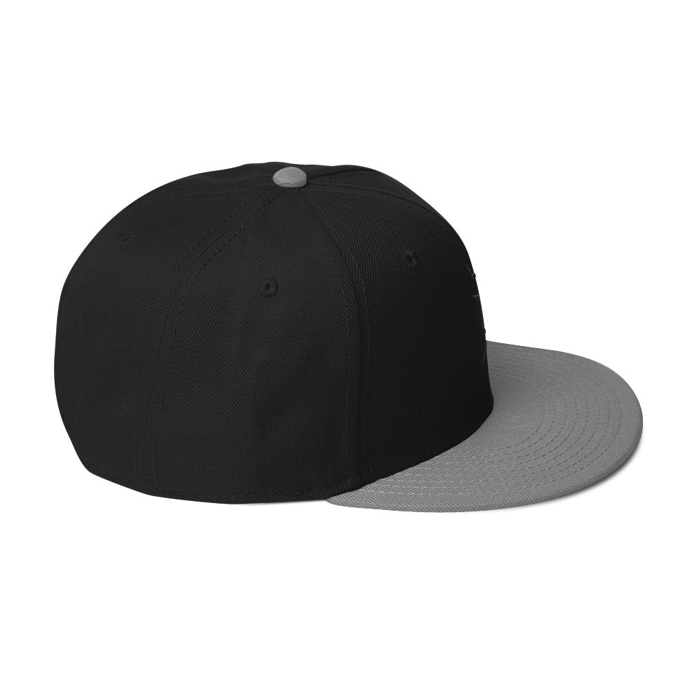 Die Snapback-Cap deiner Träume! Strukturiert und hochkarätig mit einem flachen Schirm welches leicht grau auf der Unterseite ist.