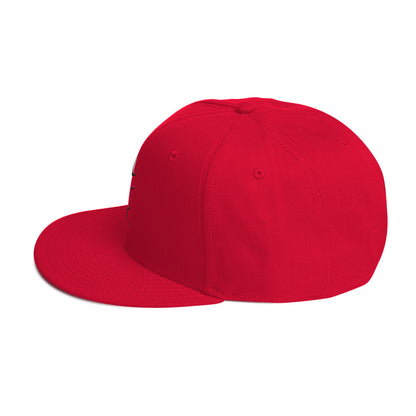 Die Snapback-Cap deiner Träume! Strukturiert und hochkarätig mit einem flachen Schirm welches leicht grau auf der Unterseite ist.
